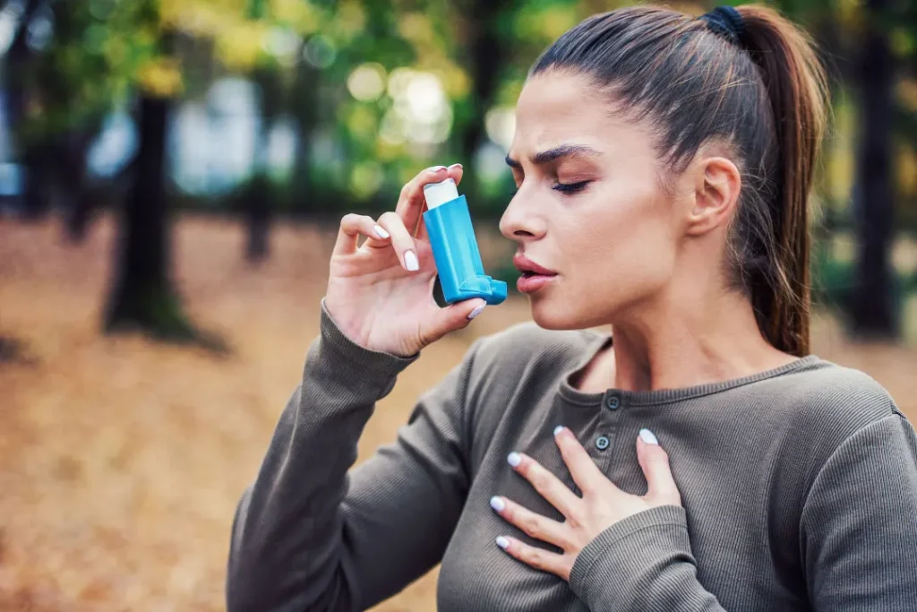 A lady breath with the help of oxygen pump. 